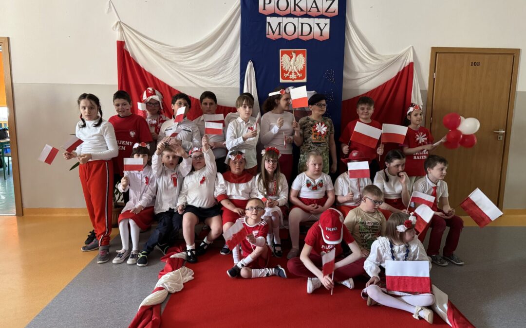 Pokaz mody patriotycznej w&nbsp;klasach 1-3