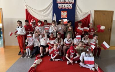 Pokaz mody patriotycznej w&nbsp;klasach 1-3
